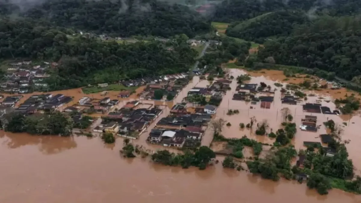 Idoso de 100 anos é retirado de área alagada por helicóptero em Eldorado