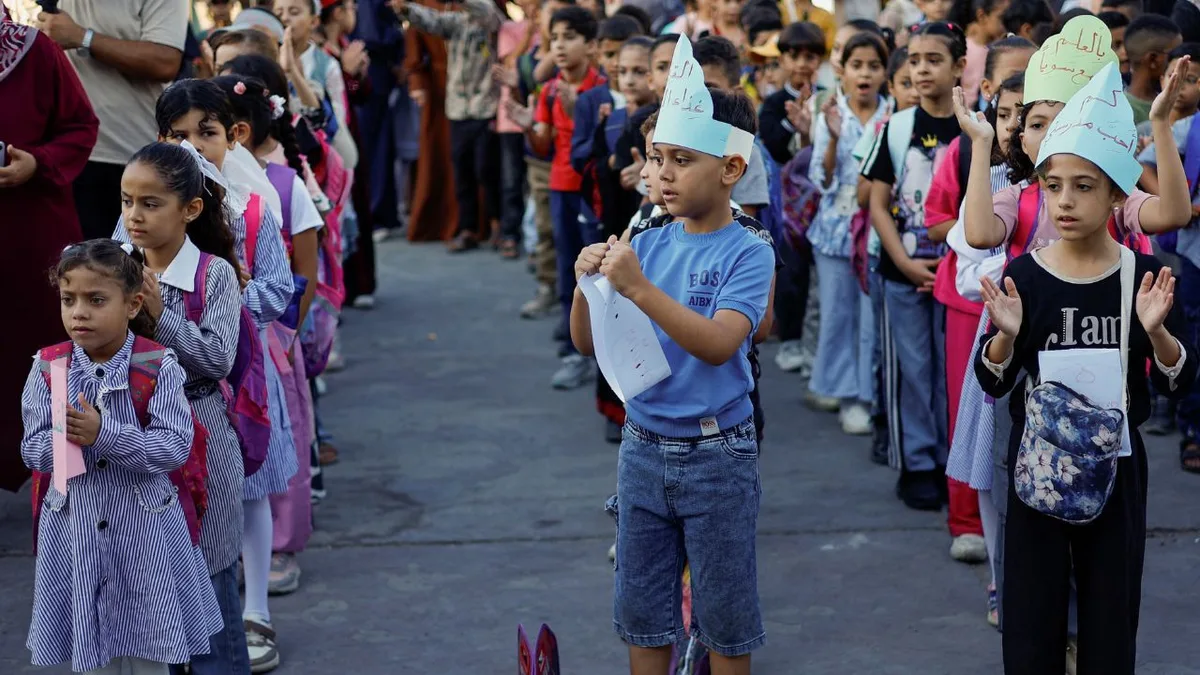 Escolas improvisadas recebem alunos de Gaza após quase três anos sem aulas presenciais