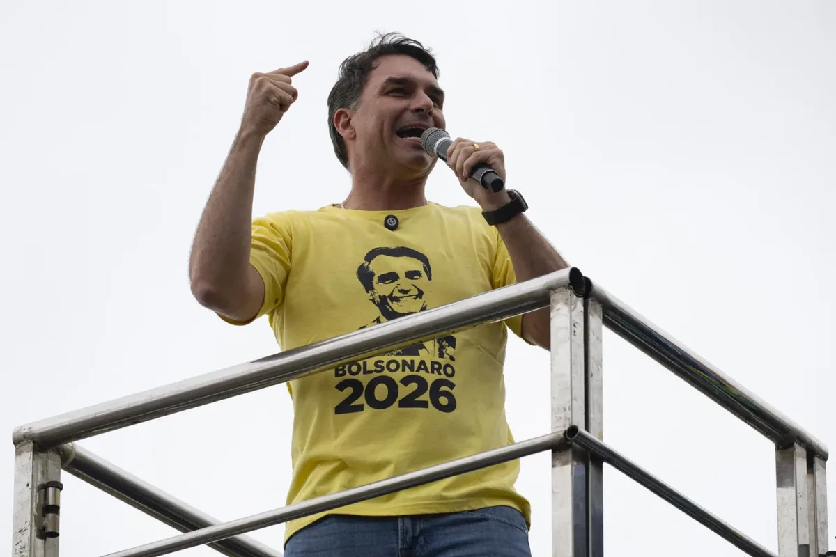 Crise no STF afeta eleições e favorece candidatura de Flávio Bolsonaro, diz analista
