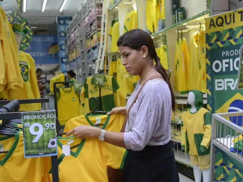 Varejo recua 0,8% em julho após antecipação de compras para a Copa