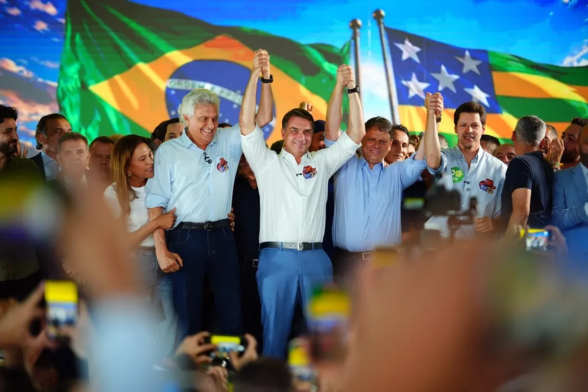 Flávio Bolsonaro promete usar maiorias no Congresso para alterar a Constituição