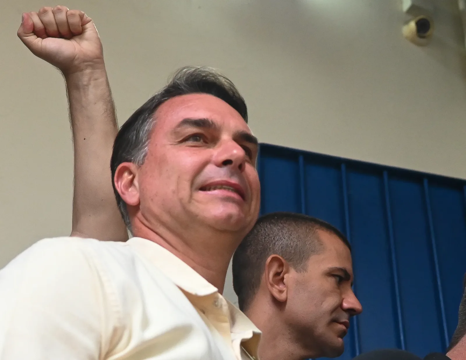 Flávio Bolsonaro vota no Rio e faz acusações sem apresentar provas