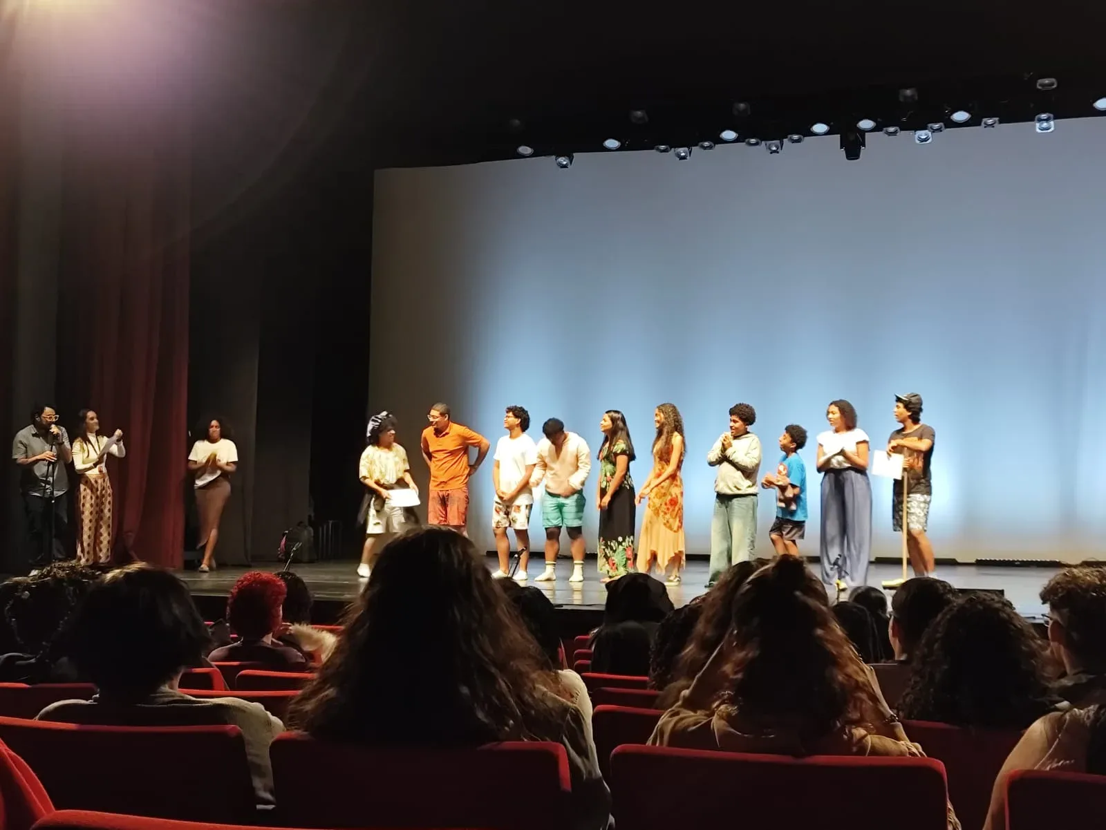 Estudantes encenam violência contra mulheres em encontro teatral no Rio