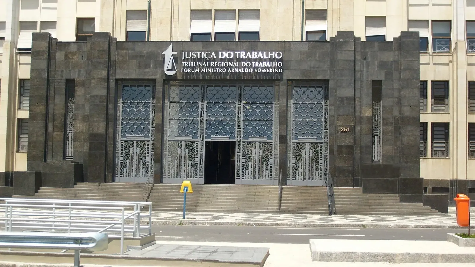 TRT-1 condena empresa por cultos evangélicos no ambiente de trabalho