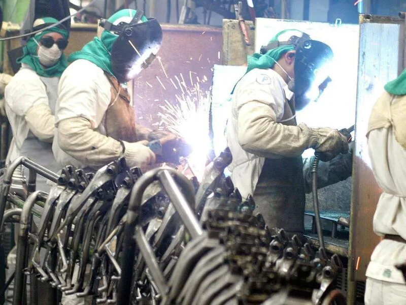 Produção industrial cai 0,6% em agosto, aponta IBGE