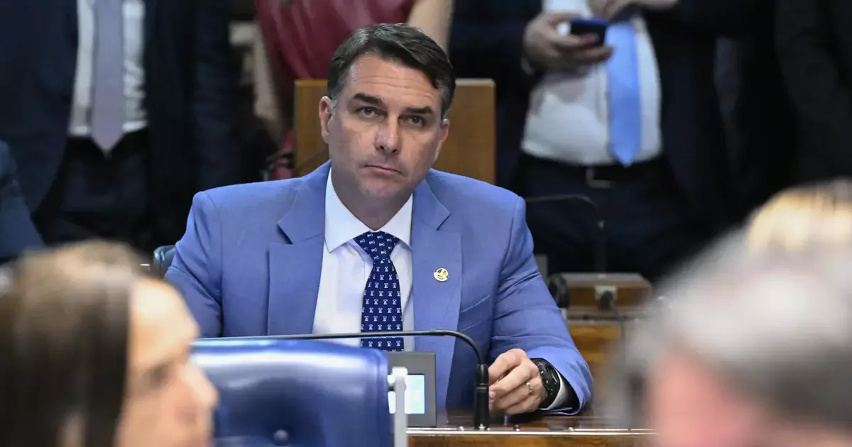Rolex, garota de programa e lobby: Ex-sócio faz revelações sobre Flávio Bolsonaro, diz site