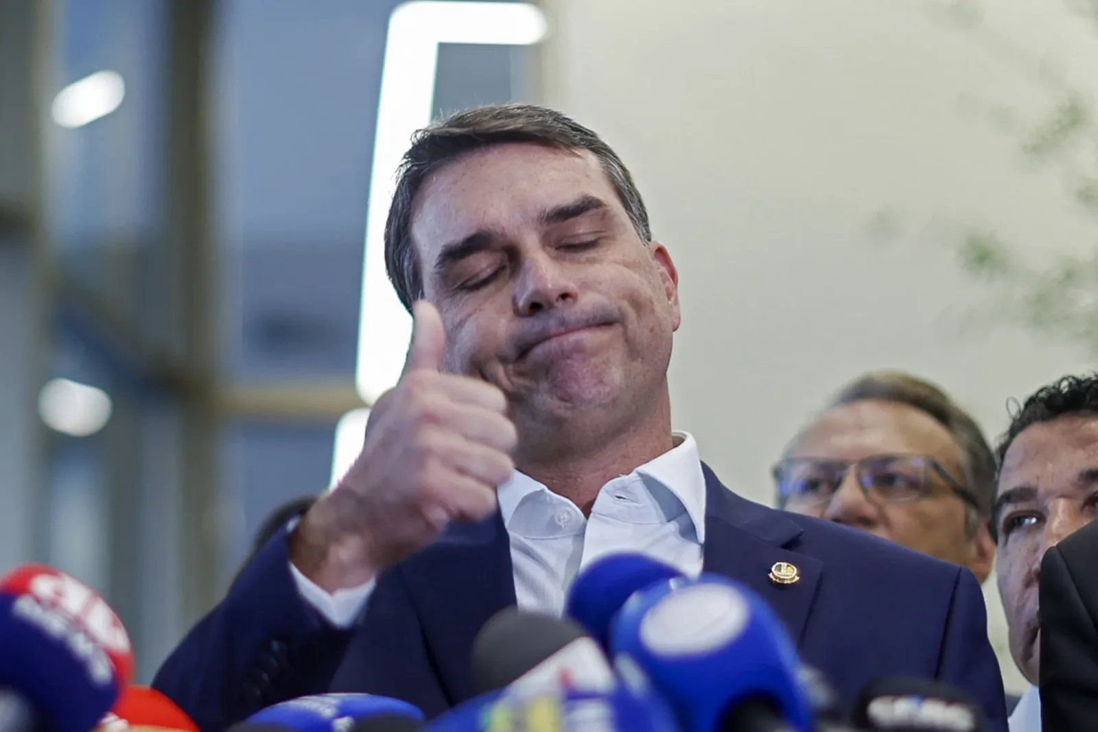 Investigações sobre Banco Master pressionam campanha de Flávio Bolsonaro
